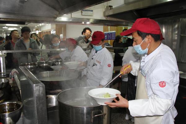 西安高校食堂開(kāi)定點(diǎn)扶貧窗口 賣(mài)一碗米線(xiàn)扶貧