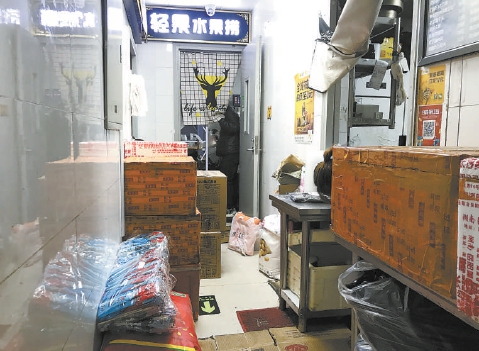 垃圾桶上架菜盆、公廁門(mén)口擺食材 個(gè)別外賣(mài)后廚