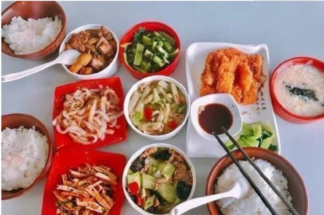 飯菜太好吃，學(xué)生不想畢業(yè)，這所大學(xué)用食堂征