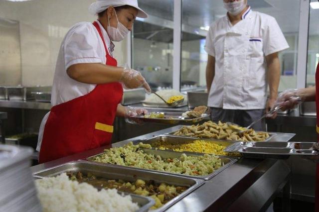 加快推進(jìn)學(xué)校食堂“明廚亮灶”全覆蓋，維護舌尖上的安全