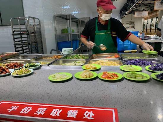 學(xué)校食堂推出半份菜，節約糧食合理拼盤(pán)！